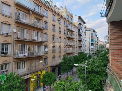 Venta Piso Granada. Piso de cuatro habitaciones en C. Recogidas 51. Entreplanta con balcón calefacción central