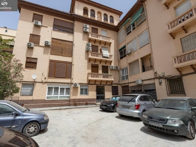 Venta Piso Granada. Piso de tres habitaciones en Marqués de Mondéjar. Segunda planta con balcón