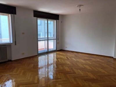 Venta Piso O Barco de Valdeorras. Piso de cuatro habitaciones en Calle Eulogio Fernández. Buen estado cuarta planta con terraza