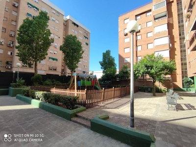 Venta Piso Sevilla. Piso de cuatro habitaciones Buen estado sexta planta con terraza