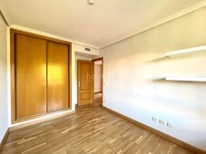 Alquiler dúplex con 4 habitaciones con ascensor, calefacción y aire acondicionado en Madrid