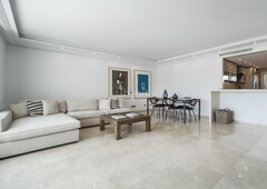 Apartamento espectacular apartamento de estilo moderno y totalmente reformado en las terrazas, milla de oro en Marbella