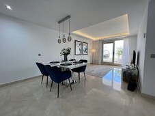 Ático con 3 habitaciones amueblado con parking y aire acondicionado en Marbella