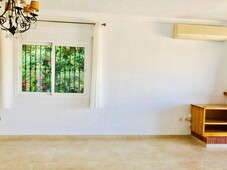 Chalet villa de 4 dormitorios, 2 baños, 1 aseo y garaje privado, en cerros del aguila. en Mijas