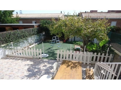 Casa en venta con jardín en la urbanización de Sant Ramón (Tarragona).