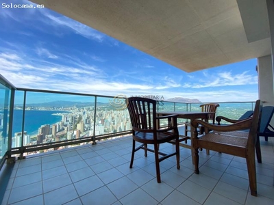 Lujoso Apartamento con gran terraza con vistas al mar y montaña en rascacielo en Benidorm