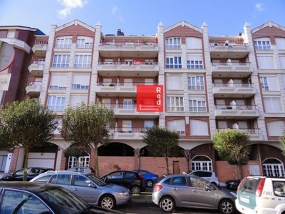 Piso en venta en calle Ataúlfo Argenta de 3 habitaciones con terraza y piscina