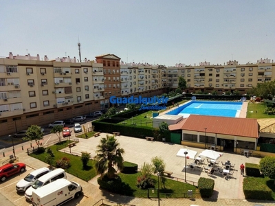 Venta de piso con piscina y terraza en Montequinto (Dos Hermanas), Centro