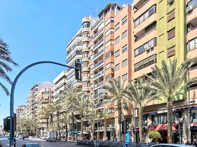 Venta de piso en avenida Alfonso El Sabio de 4 habitaciones con terraza y garaje