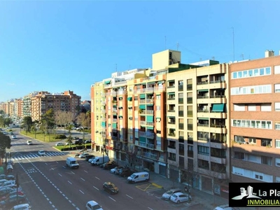 Venta Piso València. Piso de tres habitaciones en Avinguda del Cid. Buen estado quinta planta con terraza