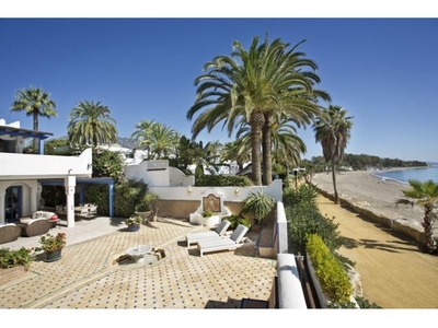 Villa con encanto en primera linea de playa en Milla de Oro, Marbella