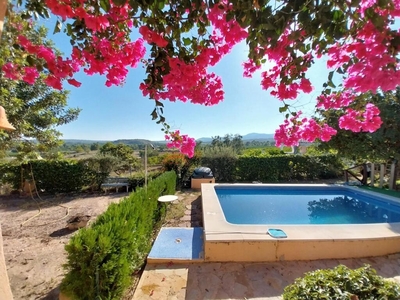 Casa con piscina privada, rodeada de naturaleza