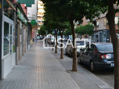 Avenida Santa Marina, Tres dormitorios.