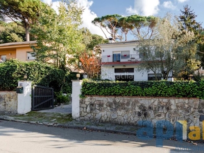 Casa adosada con 4 habitaciones con parking, piscina y calefacción en Dosrius