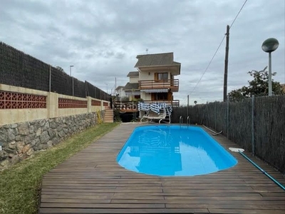 Chalet con 4 habitaciones con parking, piscina, calefacción, aire acondicionado y vistas a la montaña en Corbera de Llobregat
