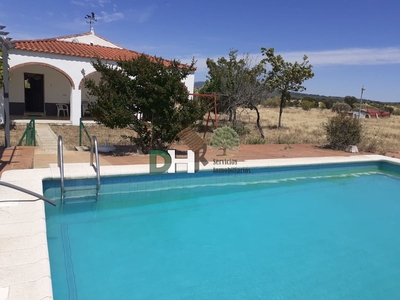 Venta de casa con piscina y terraza en Alcuéscar, Centro