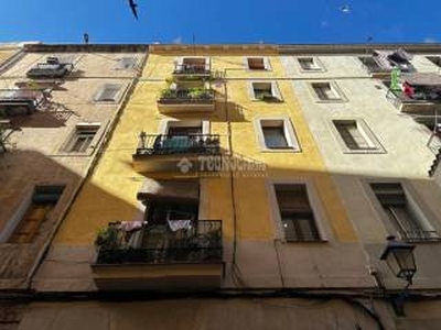 Piso de dos habitaciones a reformar, cuarta planta, El Raval, Barcelona