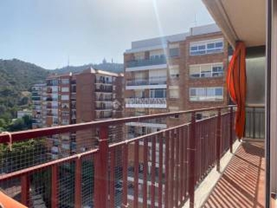 Piso de tres habitaciones a reformar, décima planta, Montbau, Barcelona