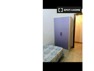 Se alquila habitación en apartamento de 4 dormitorios en Salamanca