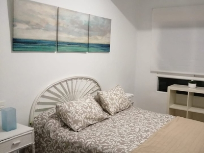 Se alquila habitación en piso de 2 dormitorios en Granada