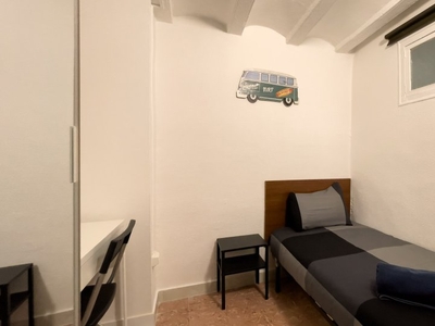 Se alquila habitación en piso de 4 dormitorios en El Raval, Barcelona
