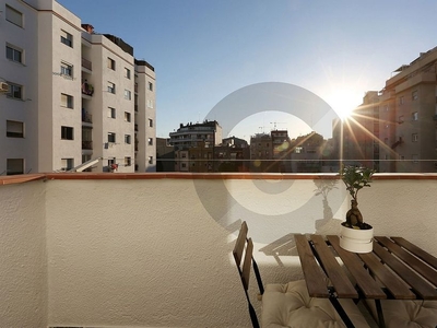 Alquiler de ático en El Camp de l'Arpa del Clot de 2 habitaciones con terraza y muebles