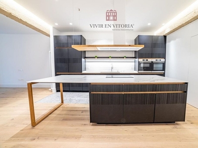 Piso en venta en Centro - Vitoria-Gasteiz de 4 habitaciones con aire acondicionado y calefacción