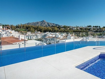 Piso en venta en Nueva Andalucía centro de 3 habitaciones con terraza y piscina