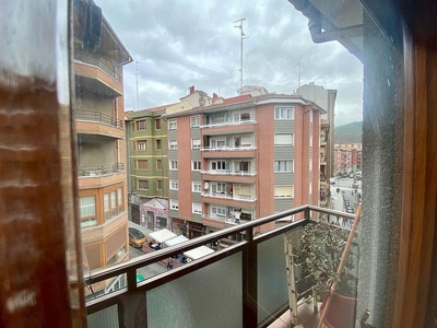Venta de piso en Basauri de 3 habitaciones con terraza y balcón