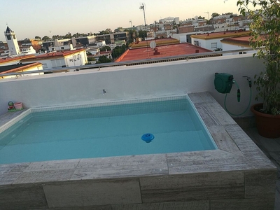 Alquiler de ático en calle Nuestra Señora del Pilar de 1 habitación con terraza y piscina