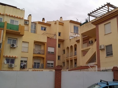 Venta de piso en Gójar de 3 habitaciones con terraza y piscina