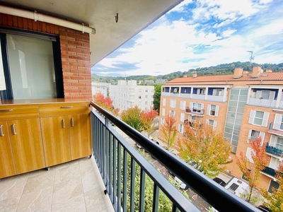 Venta de piso en Hernani de 3 habitaciones con terraza y balcón