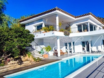 RESERVADO Magnífica villa con vistas al mar con piscina