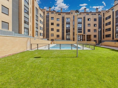 Alquiler de piso en calle Cavanilles de 2 habitaciones con terraza y piscina