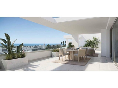 Apartamento primera planta de 4 dormitorios y 3 baños con vistas al mar. Estepona