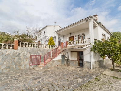 Casa Adosada en venta. Amplia casa con terreno plano y piscina perfecta para dos familias, dos plantas totalmente equipadas y alcantarillado.