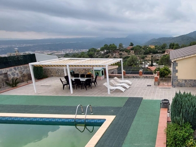 Casa en venta. Casa en Olesa de Montserrat Urb. Ribes Blaves, de 224 metros y 2300 metros de parcela , 5 habitaciones, garaje y piscina.