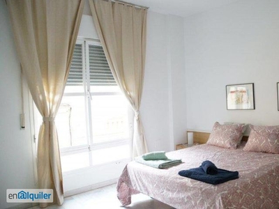 Moderno apartamento de 2 dormitorios con aire acondicionado en alquiler en San Vicente, cerca del Museo de Bellas Artes