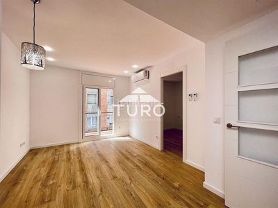 Piso en venta , con 65 m2, 3 habitaciones y 2 baños y ascensor. en Barcelona