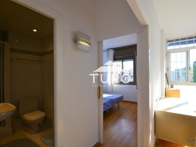 Piso en venta , con 77 m2, 3 habitaciones y 1 baños, ascensor y amueblado. en Barcelona