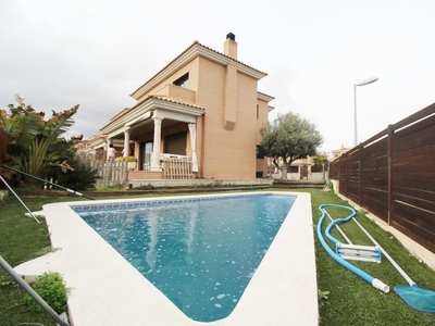 Venta de casa con piscina y terraza en Santa Oliva, Les Pedreres