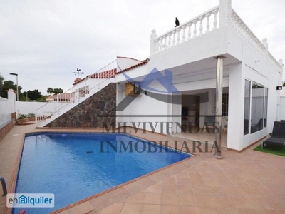 villa independiente con piscina privada