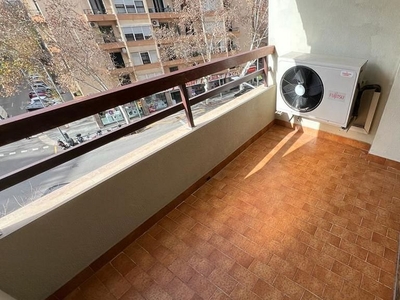 Alquiler de piso en Arxiduc - Bons Aires de 4 habitaciones con muebles y balcón
