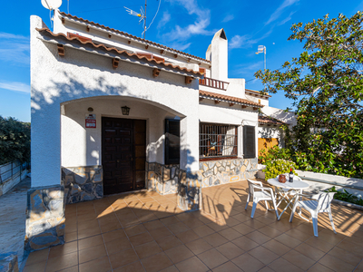 Casa adosada de estilo ibicenco sobre gran parcela, en plena Costa Dorada Venta Torredembarra