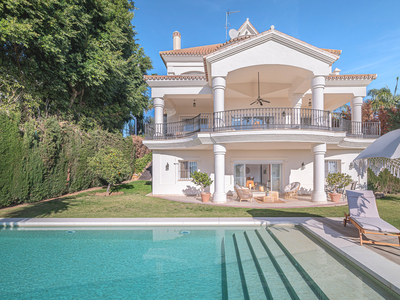 Century 21 Sun presenta este impresionante villa de estilo contemporáneo en el campo de golf de Los Naranjos! Venta Nueva Andalucía