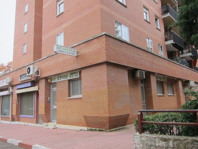 Local comercial en la Avenida Lope Figueroa, en Alcalá de Henares. Venta Juan de Austria