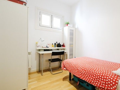 Habitación para alquilar en apartamento de 3 dormitorios en el corazón de Madrid.