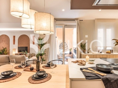 Alquiler apartamento de 3 dormitorios con balcón en Almagro en Madrid
