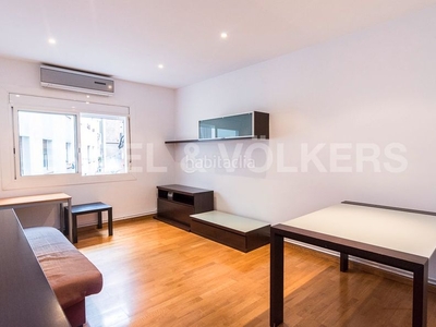 Alquiler apartamento estupendo piso con tres habitaciones en Barcelona