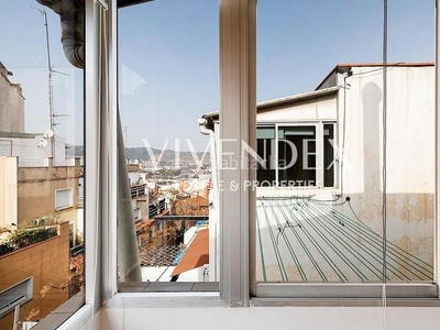 Alquiler ático con 2 habitaciones amueblado con aire acondicionado en Barcelona